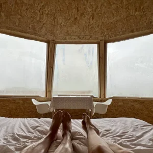 Pareja en iglú de la selva de Irati